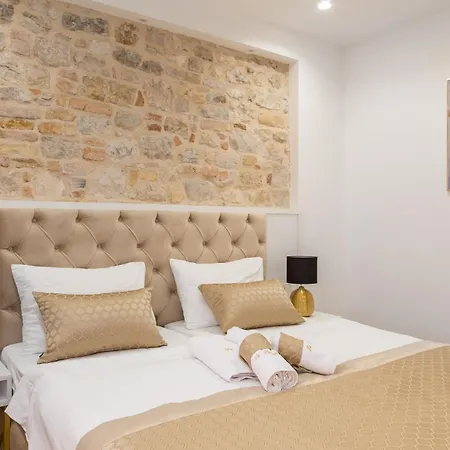 Le Premier Luxury לינה וארוחת בוקר 4*