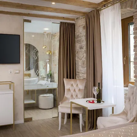 Le Premier Luxury לינה וארוחת בוקר 4*