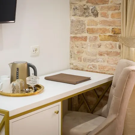 Le Premier Luxury לינה וארוחת בוקר ספליט