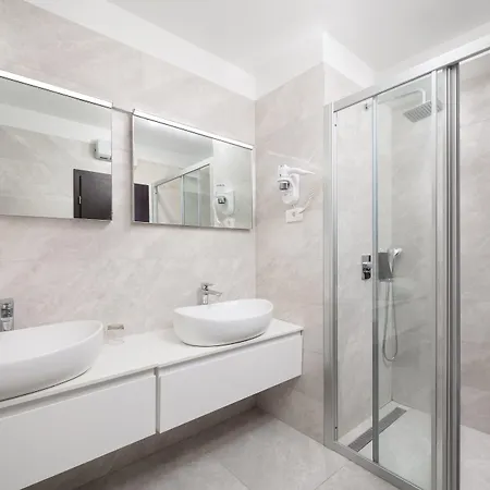 Le Premier Luxury Panzió 4*