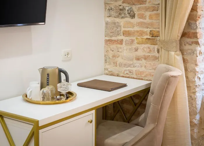 Le Premier Luxury 4*